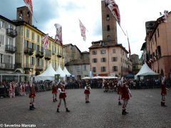 Spettacolo di sbandieratori e musici ad Alba per Bandiere per un amico 21