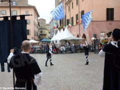 Spettacolo di sbandieratori e musici ad Alba per Bandiere per un amico 23