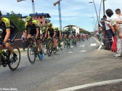 Clima di festa ad Alba per il passaggio del Giro d