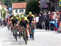 Clima di festa ad Alba per il passaggio del Giro d