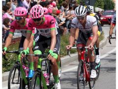 Clima di festa ad Alba per il passaggio del Giro d