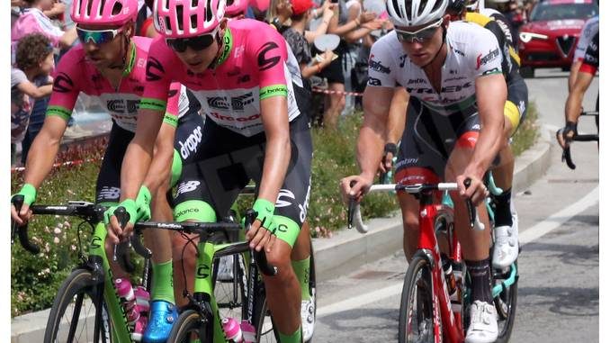 Clima di festa ad Alba per il passaggio del Giro d'Italia 7