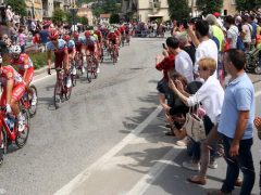 Clima di festa ad Alba per il passaggio del Giro d