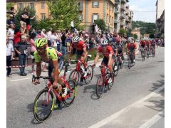 Clima di festa ad Alba per il passaggio del Giro d