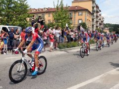 Clima di festa ad Alba per il passaggio del Giro d