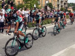 Clima di festa ad Alba per il passaggio del Giro d