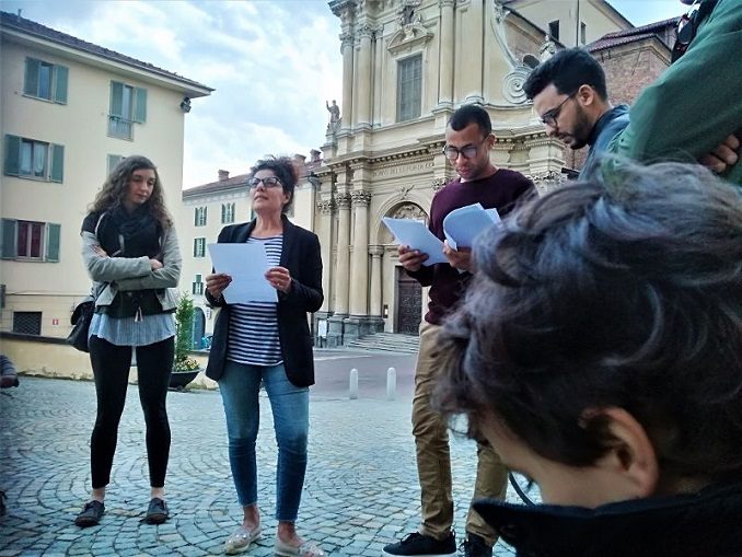 Una poesia contro la violenza davanti al Municipio di Bra 1