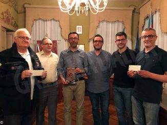 Gli organizzatori di Cant&egrave; j'euv hanno consegnato due assegni