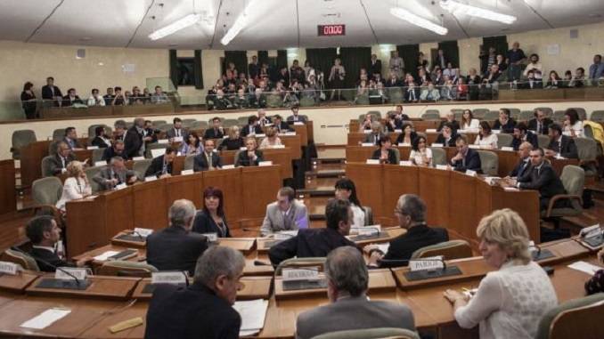 Anticoncezionali alle minorenni, i dubbi dei cattolici sul piano piemontese