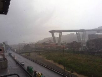 Crolla il ponte dell'autostrada che attraversa Genova