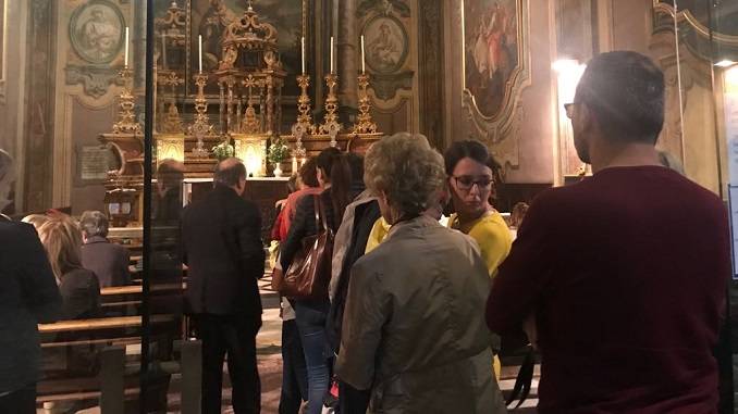 Folla di fedeli per venerare la reliquia di San Giovanni Paolo II