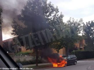 Nel pomeriggio di domenica un auto va a fuoco in corso Europa ad Alba