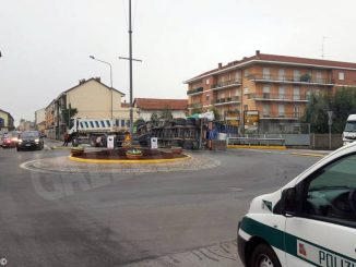 Bra: rimorchio si ribalta nella rotonda di via Cuneo