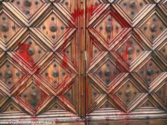 Imbrattato il portale del Duomo di Pinerolo