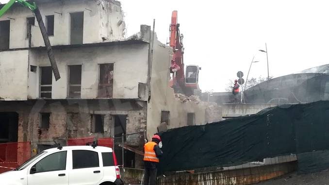 In corso la demolizione di uno stabile in corso Torino, diventerà la sede dell'Rps Gavuzzi