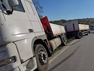 Camion fuori strada vicino al ponte di Pollenzo