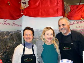 Giorgia Meloni visita la Fiera del tartufo e cerca trifole a Monteu 2