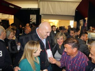 Giorgia Meloni visita la Fiera del tartufo e cerca trifole a Monteu 1