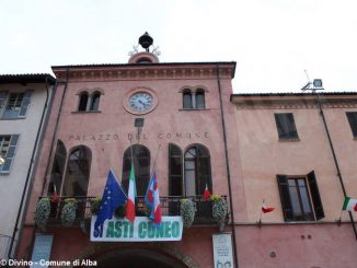 Uno striscione sul balcone del municipio a favore della Asti-Cuneo