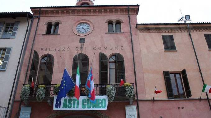 Uno striscione sul balcone del municipio a favore della Asti-Cuneo
