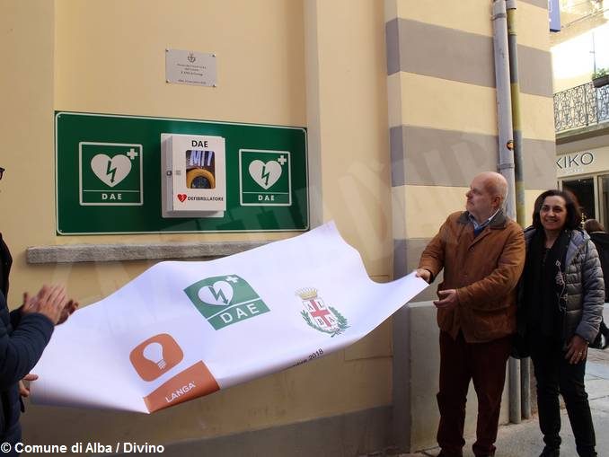 Inaugurato un nuovo defibrillatore per il centro storico di Alba