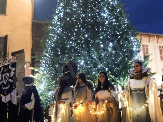 Il Natale si avvicina: in piazza Duomo da Alba ci sono albero e presepe