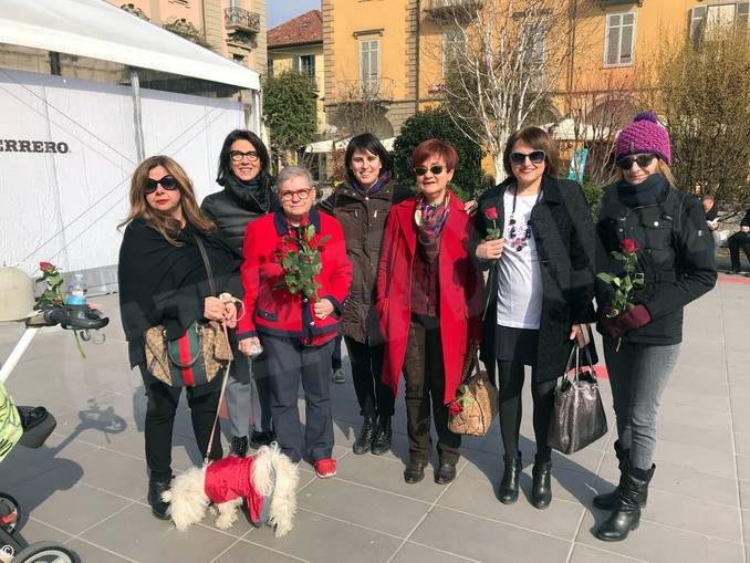 Scarpe rosse in piazza contro la violenza sulle donne