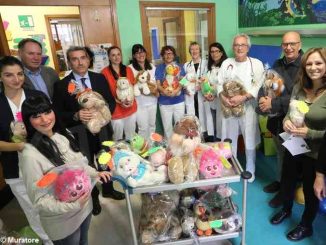 Trecento pupazzetti donati agli ospedali di Alba e Bra per i piccoli degenti