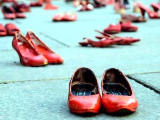 Scarpe rosse in piazza contro la violenza sulle donne 1
