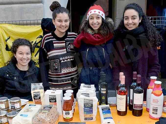 Solidarietà in piazza per aiutare i volontari