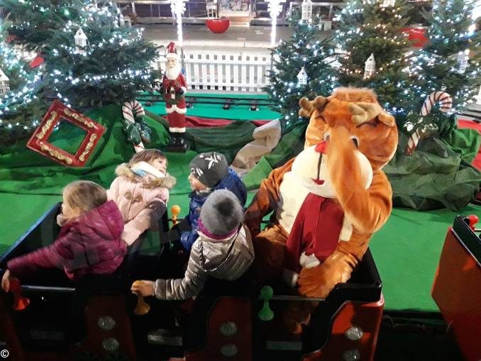 Inaugurato il villaggio di Natale Egea in piazza Ferrero da Alba