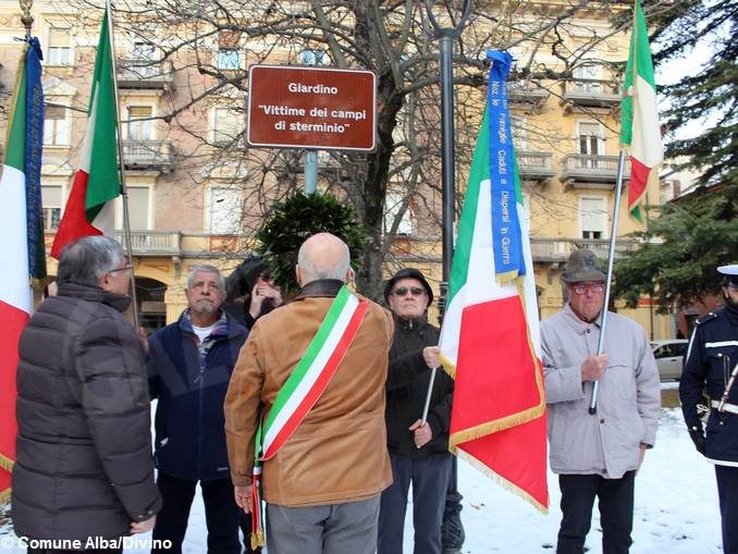 Una corona d’alloro nel giardino Vittime dei campi di sterminio per la Giornata della memoria