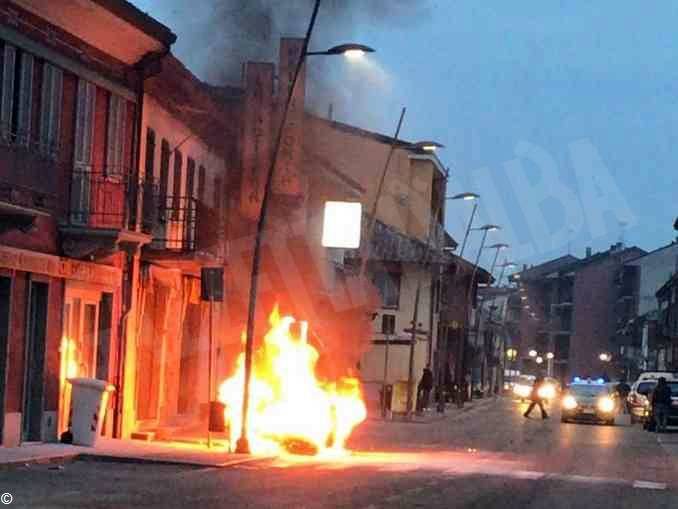 Un'automobile ha preso fuoco a Gallo Grinzane