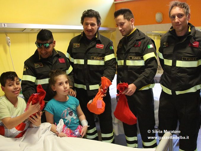 I pompieri albesi consegnano dolci e un aerosol ai piccoli del reparto Pediatria 1