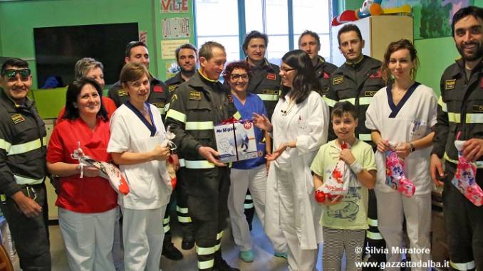I pompieri albesi consegnano dolci e un aerosol ai piccoli del reparto Pediatria