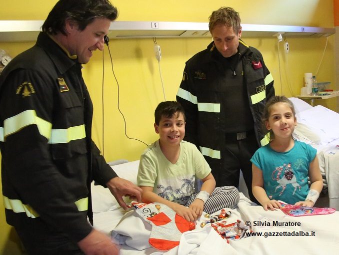 I pompieri albesi consegnano dolci e un aerosol ai piccoli del reparto Pediatria 2