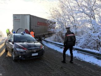 Neve e ghiaccio mandano di traverso un tir  a Tigliole