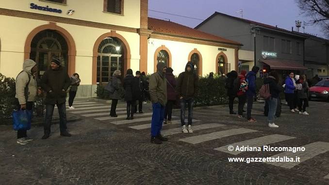Soppresso il treno Alba-Torino delle 7.07, pendolari al freddo alla stazione di Alba