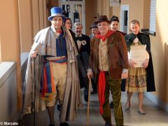 È Carnevale. Le maschere della Famija albèisa incontrano gli ospiti delle case di cura