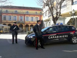 Scambiano il posto di guida perché l’autista non ha la patente: denunciati