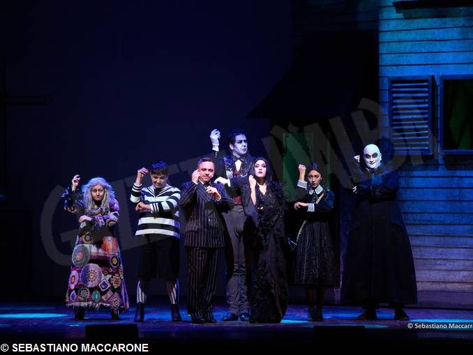 Gabriele Cirilli con gli Addams, miti della satira