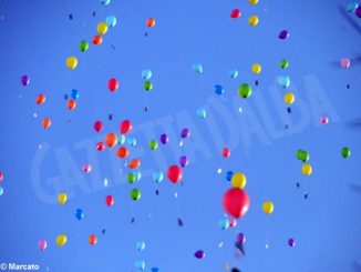 La pace è servita! Circa 300 persone hanno lanciato in cielo i palloncini