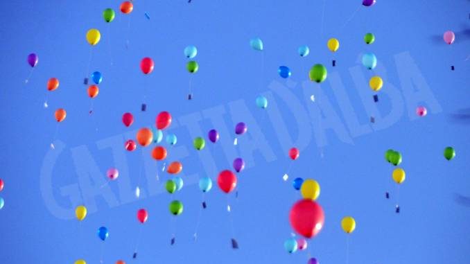 La pace è servita! Circa 300 persone hanno lanciato in cielo i palloncini
