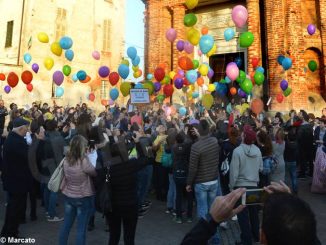 La pace è servita! Circa 300 persone hanno lanciato in cielo i palloncini 1