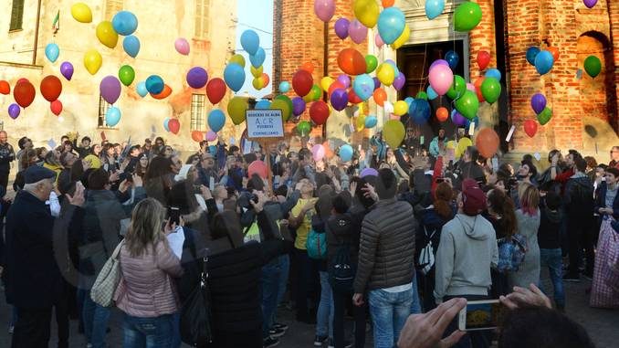 La pace è servita! Circa 300 persone hanno lanciato in cielo i palloncini 1