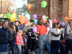 La pace è servita! Circa 300 persone hanno lanciato in cielo i palloncini 2