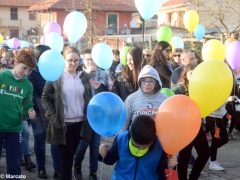 La pace è servita! Circa 300 persone hanno lanciato in cielo i palloncini 3