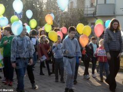 La pace è servita! Circa 300 persone hanno lanciato in cielo i palloncini 4