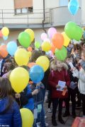 La pace è servita! Circa 300 persone hanno lanciato in cielo i palloncini 5