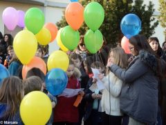 La pace è servita! Circa 300 persone hanno lanciato in cielo i palloncini 6